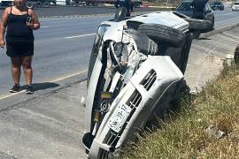 Hombre vuelca con sus nietos, en Ramos Arizpe