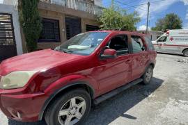 Elementos de Tránsito acudieron para tomar conocimiento del percance y mediar entre las partes involucradas en el lugar del accidente.