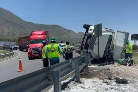 El tractocamión terminó volcado sobre su costado derecho tras perder estabilidad por el desplazamiento de la carga.