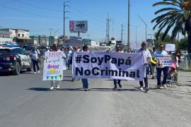 Tras la protesta de padres, colectivos fijaron postura sobre violencia familiar y responsabilidades de crianza.