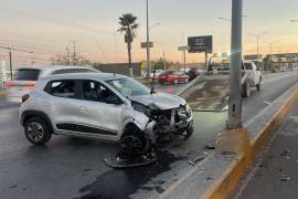 Accidente ocurrido en el bulevar Miguel Ramos Arizpe, a la altura del cruce con Las Torres, donde un vehículo perdió el control y se impactó contra una luminaria.