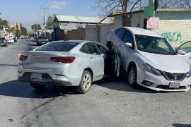 El auto Sentra terminó impactado contra un poste de concreto después del fuerte golpe.