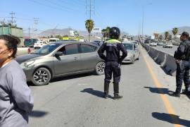 Ante el bloqueo, agentes de tránsito procedieron a desviar el tráfico que ya alcanzaba una fila considerable de vehículos.