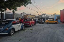 El vehículos provocó múltiples daños a la infraestructura y a la propiedad privada.
