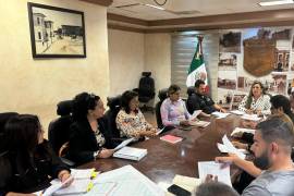 La regidora Alma García Osoria junto a representantes de Seguridad Pública, trabajando en la logística del evento conmemorativo.