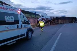 Personal de Capufe brindó atención médica al operador del tractocamión accidentado durante la madrugada de este martes.