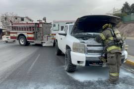 Bomberos acudieron a la vialidad Felipe J. Mery para atender el incendio de una camioneta Chevrolet Silverado.