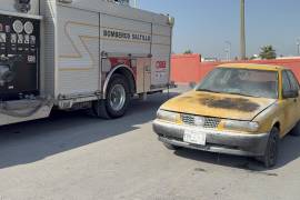 Bomberos de Saltillo acudieron al lugar para revisar la unidad y descartar riesgos adicionales.