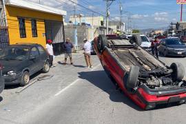 El vehículo Volkswagen Jetta terminó volcado en medio de la circulación tras impactarse contra un automóvil estacionado en la colonia Las Teresitas, lo que generó la movilización de autoridades.