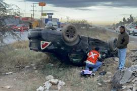 El Ford Fusion terminó volcado en el arroyo central del libramiento.