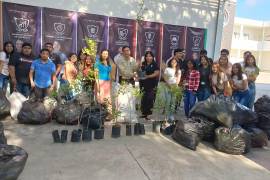 Alumnos universitarios y ecología municipal intercambiaron 20 arboles de sombra por material Pet.