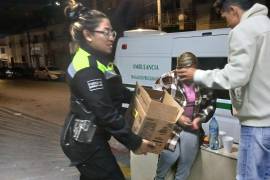 Para mitigar el frío, elementos de la Policía Preventiva repartieron café y pan a familiares de pacientes que se encuentran hospitalizados en la Clínica 1 del IMSS.