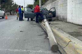 El vehículo Chevrolet Aveo terminó con daños en la parte frontal tras impactarse contra un poste de concreto en calles de la colonia Haciendas 2.