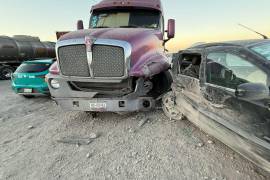 El Chevy quedó completamente destrozado tras el impacto contra el tráiler, pero el conductor salió ileso.