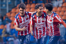 Chivas festeja el triunfo que lo coloca nuevamente en zona de clasificación, rompiendo una racha de casi un año sin victorias consecutivas.