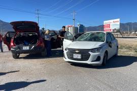 El vehículo terminó fuera del camino tras perder el control sobre la carretera estatal a Derramadero.