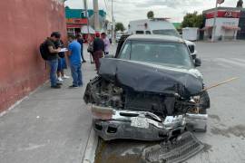 La pickup involucrada terminó con severos daños en la parte frontal tras el choque ocurrido en Las Teresitas.
