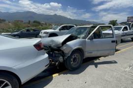 El impacto inicial ocurrió cuando una camioneta Chevrolet no alcanzó a frenar y chocó contra un Volkswagen Jetta.