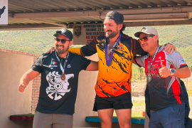Cheliz Flores (al centro), se coronó campeón de la división Optics durante la Copa Noreste IPSC celebrada en Saltillo.