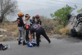 La camioneta terminó semivolcada entre la maleza.