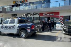 Varias horas duró el operativo en la Plaza Santa Isabel, donde la Policía detuvo a ocho hombres y cuatro mujeres, empleados de la financiera.