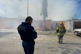 Elementos del Cuerpo de Bomberos acudieron aL domicilio en las calles Consejo de Guerra y Constitución.