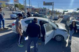 La camioneta impactó varios vehículos, incluyendo un Dodge Charger, un Dodge Attitude y un taxi.