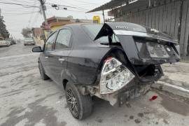 El Chevrolet Aveo señalado como presunto responsable quedó con daños visibles tras el impacto registrado en la colonia Isabel Amalia Dávila.