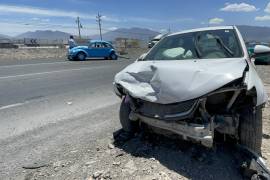 El percance ocurrió en los carriles con dirección a Arteaga, donde un Chevrolet Sonic salió de la cinta asfáltica y terminó impactando una barda y un Volkswagen Sedán estacionado.