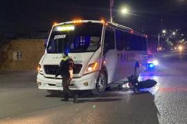 Tras el impacto, el motociclista fue proyectado varios metros, mientras la unidad de transporte quedó detenida en medio de la vialidad.