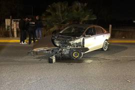 El Volkswagen Vento quedó severamente dañado tras impactarse contra varias vallas publicitarias en el bulevar José Musa de León.