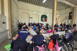 Los cadetes e instructores entregaron obsequios a las personas adultas mayores.
