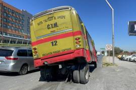 La unidad de la ruta Ramos Arizpe-Saltillo quedó apoyada sobre sus neumáticos traseros tras una falla mecánica.