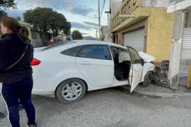 El Ford Fiesta terminó incrustado contra la pared de un negocio tras perder el control en su intento de rebasar.