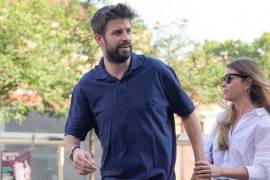 La pareja fue escoltada por la policía para evitar un posible altercado, lo que reavivó la polémica que los persigue desde la separación del exfutbolista con Shakira en 2022.