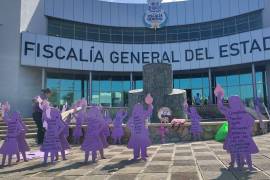Los manifestantes protestaron en los juzgados del Poder Judicial, donde colocaron siluetas rosas en memoria de las mujeres asesinadas.