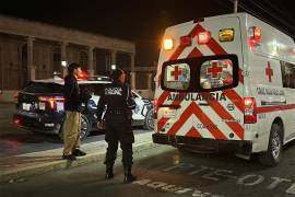 El lesionado fue atendido por paramédicos de la Cruz Roja; su mano requirió sutura.