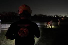 El cierre de la Carretera a Monclova en ambos sentidos se registra la noche de este jueves debido a una fuga de un ducto de hidrocarburo de Petróleos Mexicanos, en Nuevo León.