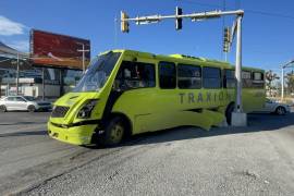 El operador señaló que el resplandor del sol le impidió calcular correctamente las dimensiones de la unidad, lo que derivó en el accidente registrado durante la mañana de este miércoles.