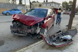 Elementos de Tránsito Municipal acudieron al lugar para abanderar el siniestro y tomar conocimiento del accidente.