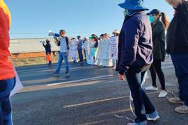 Manifestantes del Poder Judicial bloquean la carretera Torreón-Saltillo en protesta contra la reforma al organismo.