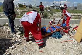 Sus compañeros de trabajo fueron los primeros en auxiliarlo al escuchar sus gritos de dolor. El obrero había perdido el equilibrio y cayó desde la altura mencionada.