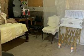 Familiares y vecinos acompañan el velorio de la pequeña Ángela Cataleya en una vivienda de la colonia Morelos Quinto Sector.