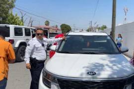 Queda menor encerrado por accidente dentro de una camioneta en Monclova, Coahuila