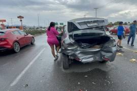 Un choque por alcance registrado frente a las instalaciones del COBAC generó tráfico lento y movilización de autoridades en la colonia Valle Dorado.