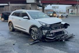 La colisión entre un Chevrolet Malibú y una Kia Niro generó afectaciones viales en el bulevar Fundadores.