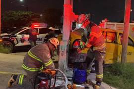 Rescatistas de la Unidad de Rescate Urbano de la Cruz Roja utilizaron equipo hidráulico especializado para liberar a las pasajeras lesionadas, quienes viajaban en el asiento trasero del vehículo de alquiler.