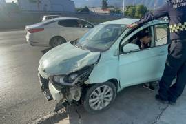 La automovilista no alcanzó a frenar al percatarse de los vehículos detenidos y terminó impactándose contra la camioneta.