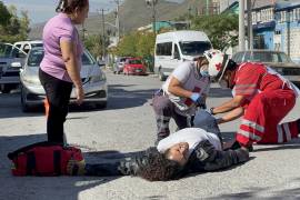 Paramédicos de la Cruz Roja atendieron al motociclista tras el accidente.