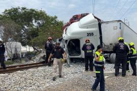 Una persona fue valorada tras resultar lesionada en un choque entre un tráiler y un tren en Santa Catarina, Nuevo León.
